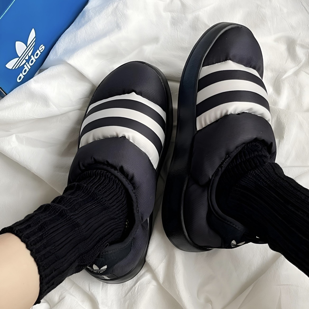Adidas OG Puffylette 黑/白 三線 條紋 麵包鞋 拖鞋 保暖 防水防滑 GY4559/GY1593