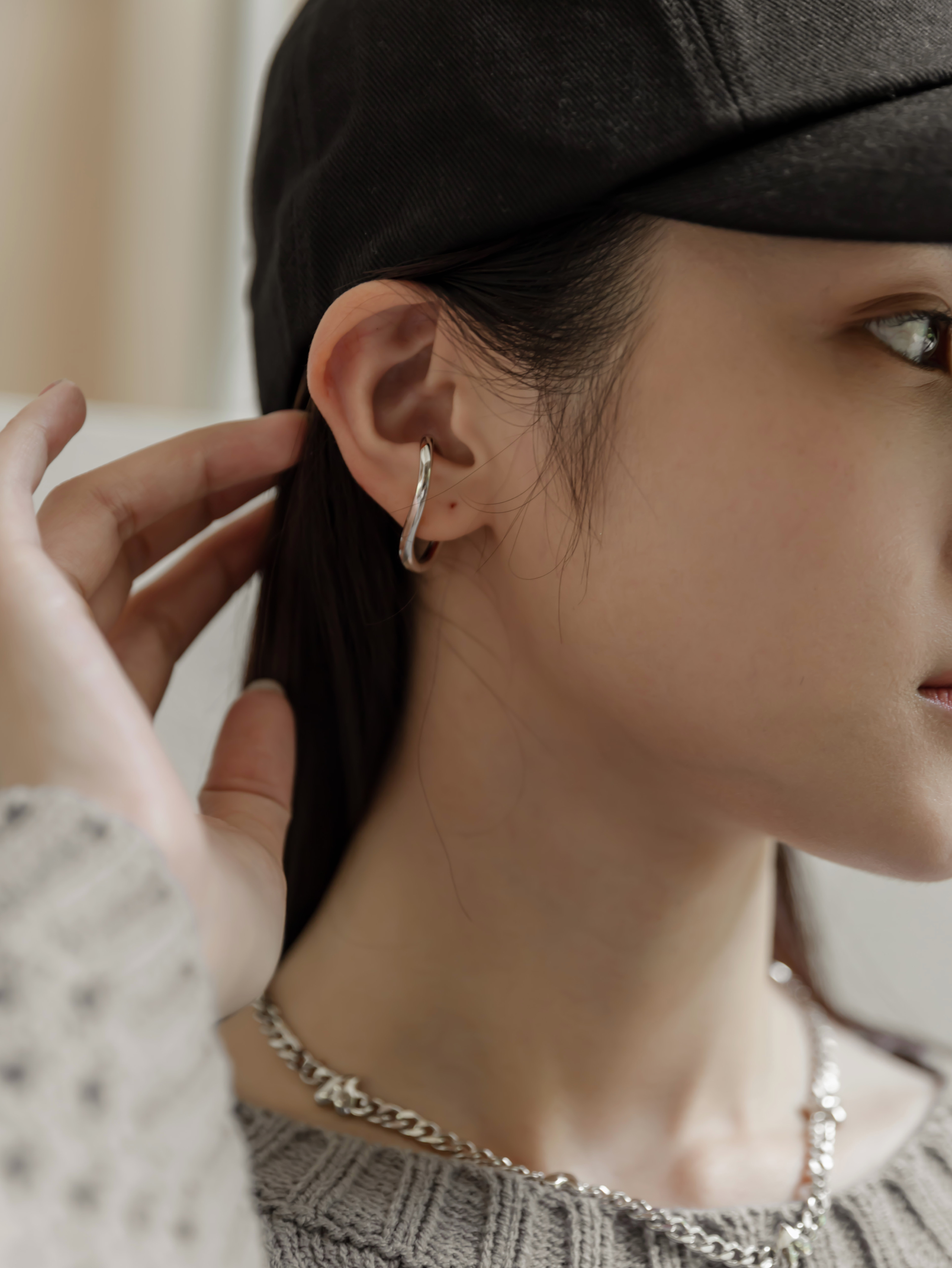 極簡光感流線耳扣（銀色）