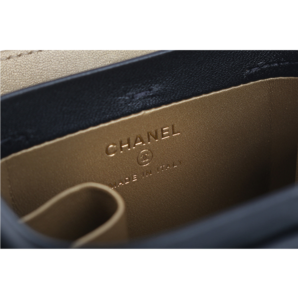 【CHANEL】金色CC Logo 縫線小羊皮設計迷你鏈帶小方盒(黑色) AP3459 B13477 94305