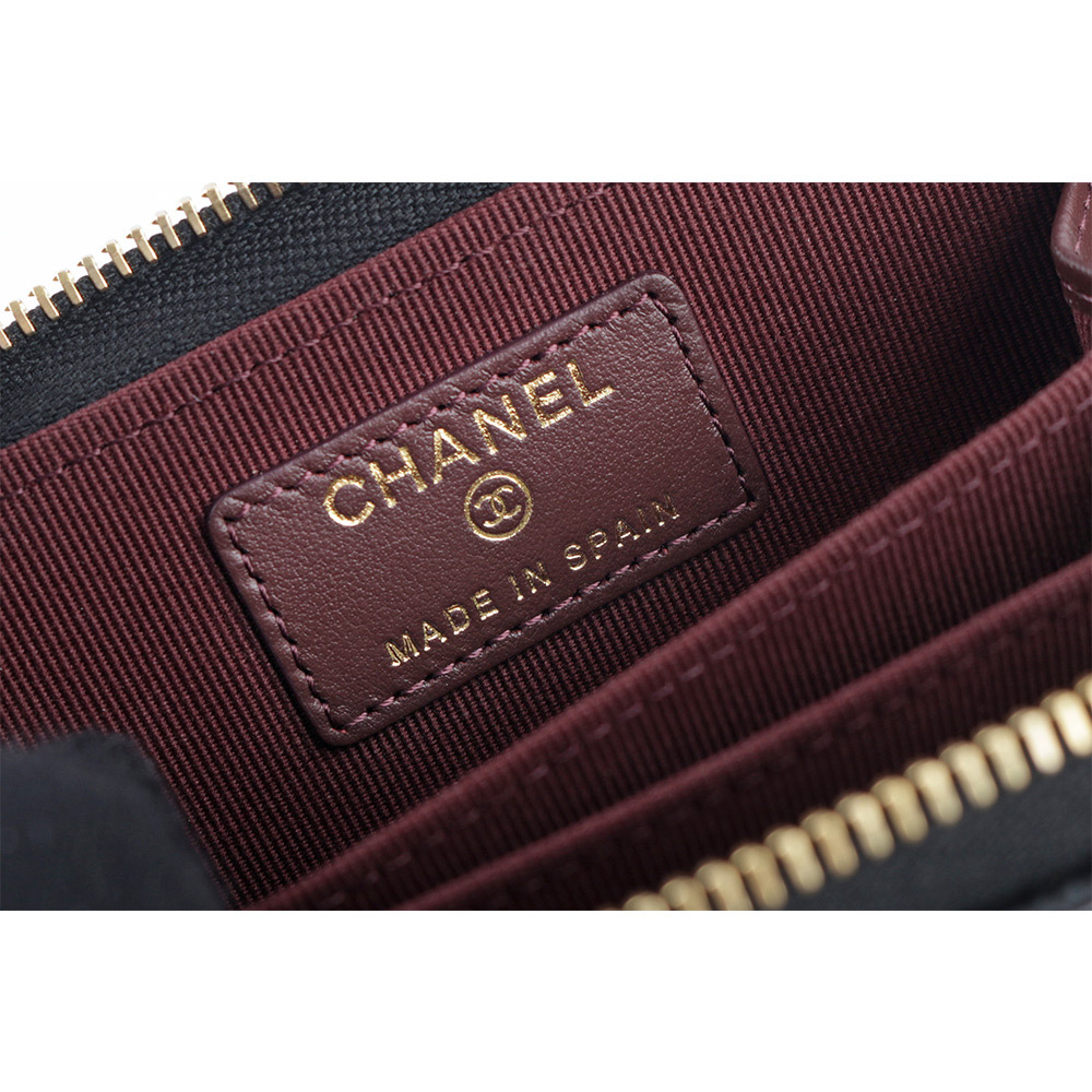 【CHANEL】淡金色CC Logo 荔枝牛皮ㄇ形拉鍊零錢包(黑色) AP0216 Y01864 C3906