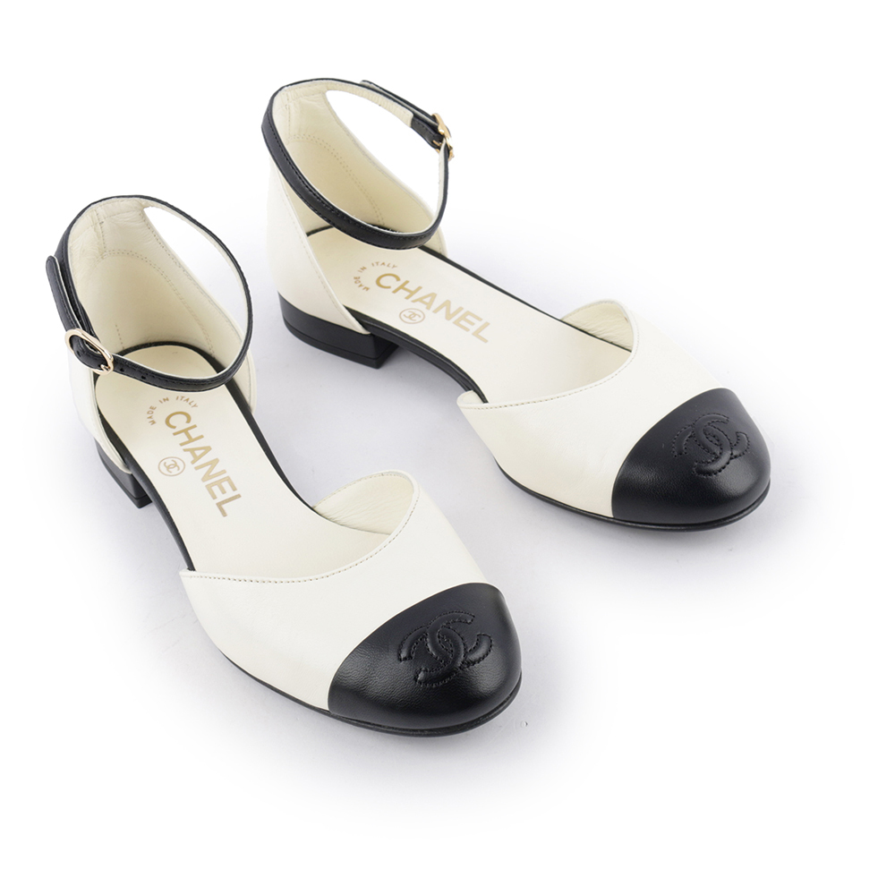 【CHANEL】縫線CC Logo 小羊皮低跟鞋 35號(象牙白/黑色) G38959 X56494 K406