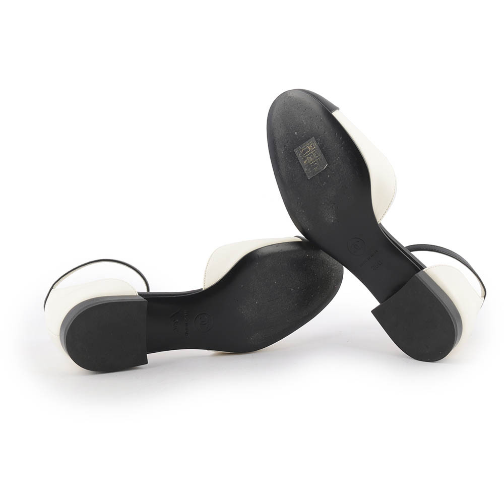 【CHANEL】縫線CC Logo 小羊皮低跟鞋 35號(象牙白/黑色) G38959 X56494 K406