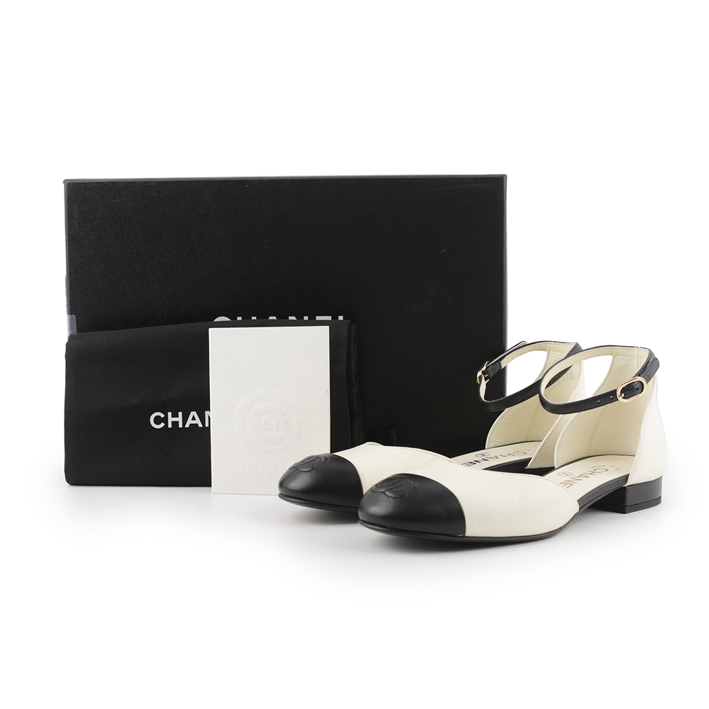 【CHANEL】縫線CC Logo 小羊皮低跟鞋 35號(象牙白/黑色) G38959 X56494 K406