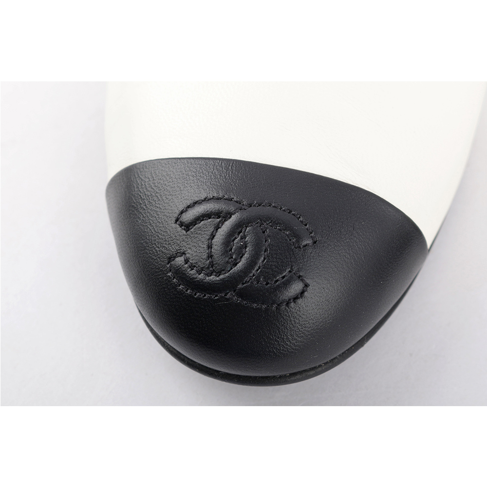 【CHANEL】縫線CC Logo 小羊皮低跟鞋 35號(象牙白/黑色) G38959 X56494 K406