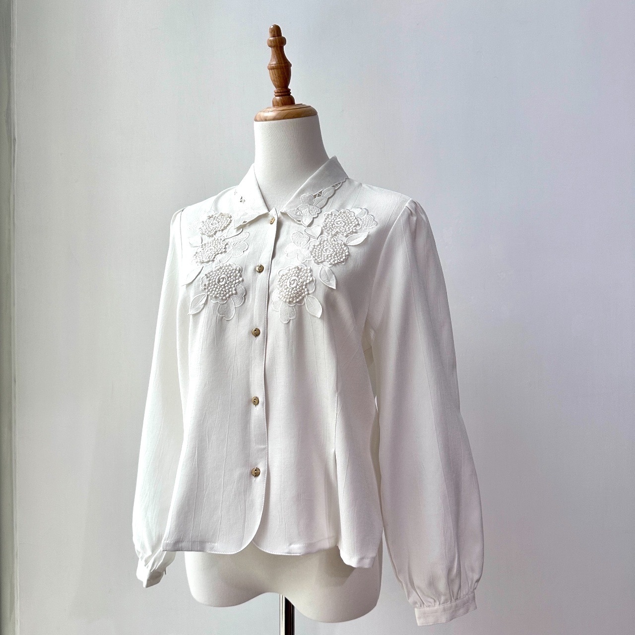 珍珠白立體繡花長袖上衣