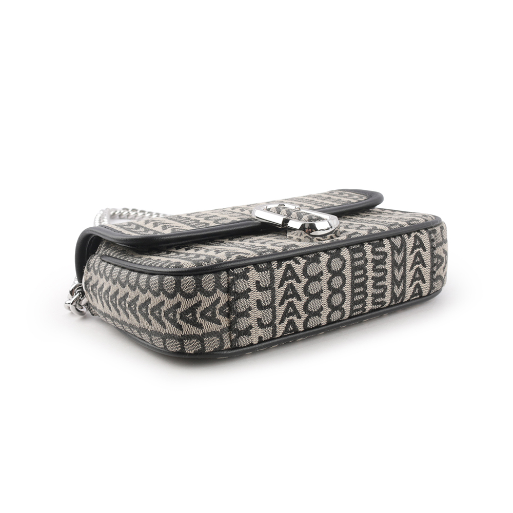 【MARC JACOBS】THE MONOGRAM J MARC 滿版標誌翻蓋迷你二用包(黑色/深米色) H901M06RE22 261