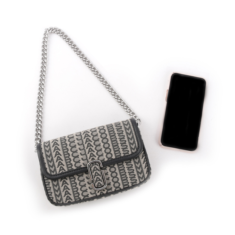 【MARC JACOBS】THE MONOGRAM J MARC 滿版標誌翻蓋迷你二用包(黑色/深米色) H901M06RE22 261