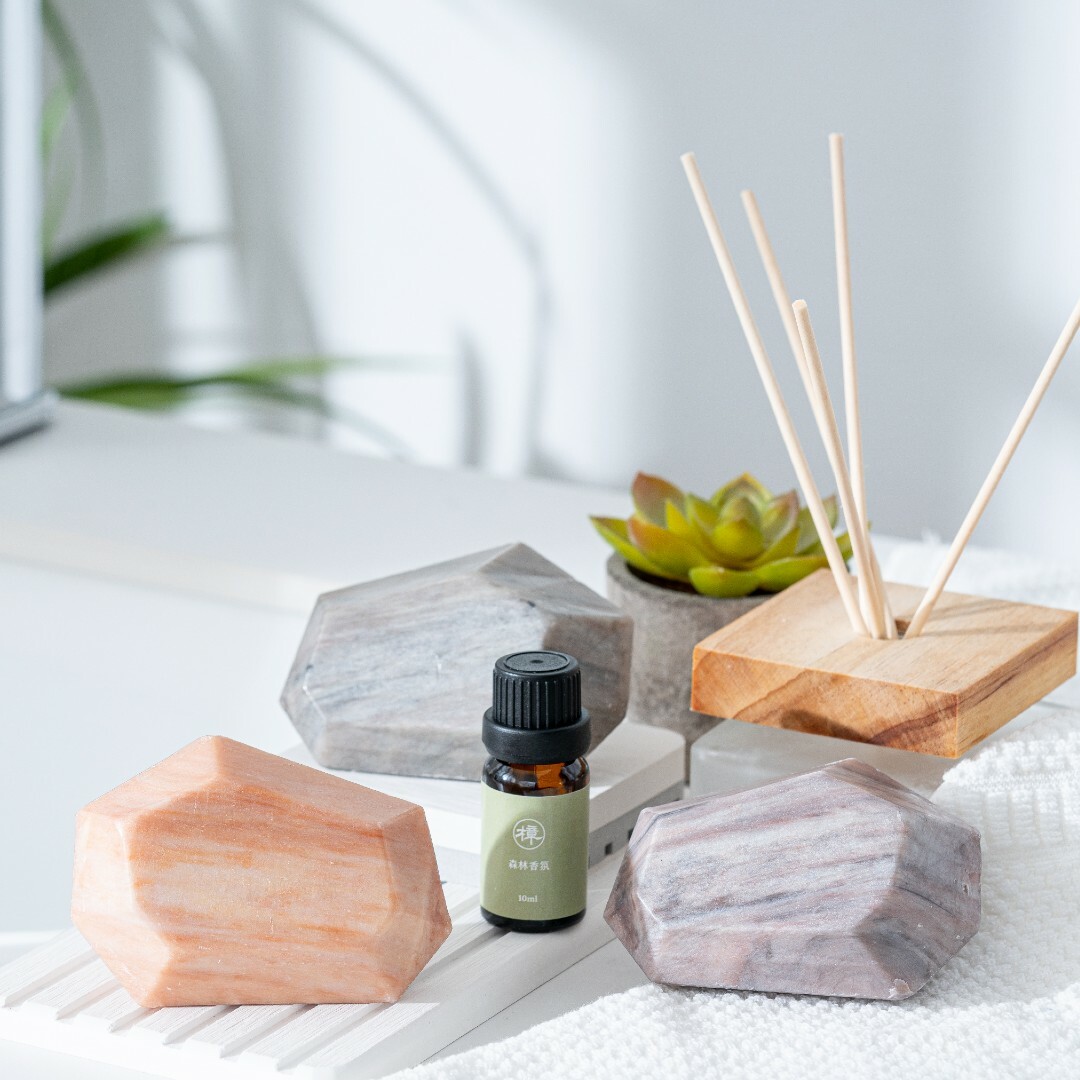 或使用噴霧瓶於室內空間如儲藏室、廚房、客廳玄關或車內噴灑，排除沉悶的怪味、霉味、潮味