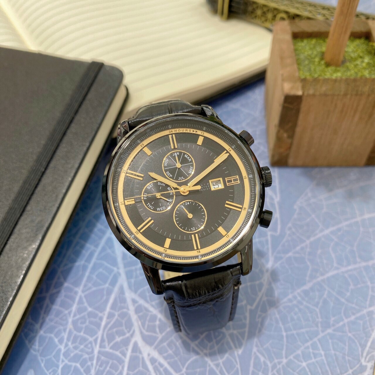 【Tommy Hilfiger】三環日曆腕錶M1791245 44mm 現代鐘錶