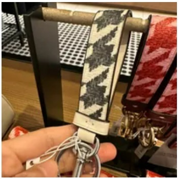[S] COACH CK069 LOOP CHARM WITH HOUNDSTOOTH PRINT,IM/CREAM/BLACK, 195031986918 (SCO512)