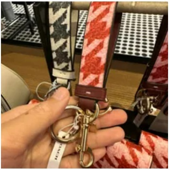 [S] COACH CK069 LOOP CHARM WITH HOUNDSTOOTH PRINT,IM/PINK/RED, 195031986901 (SCO513)