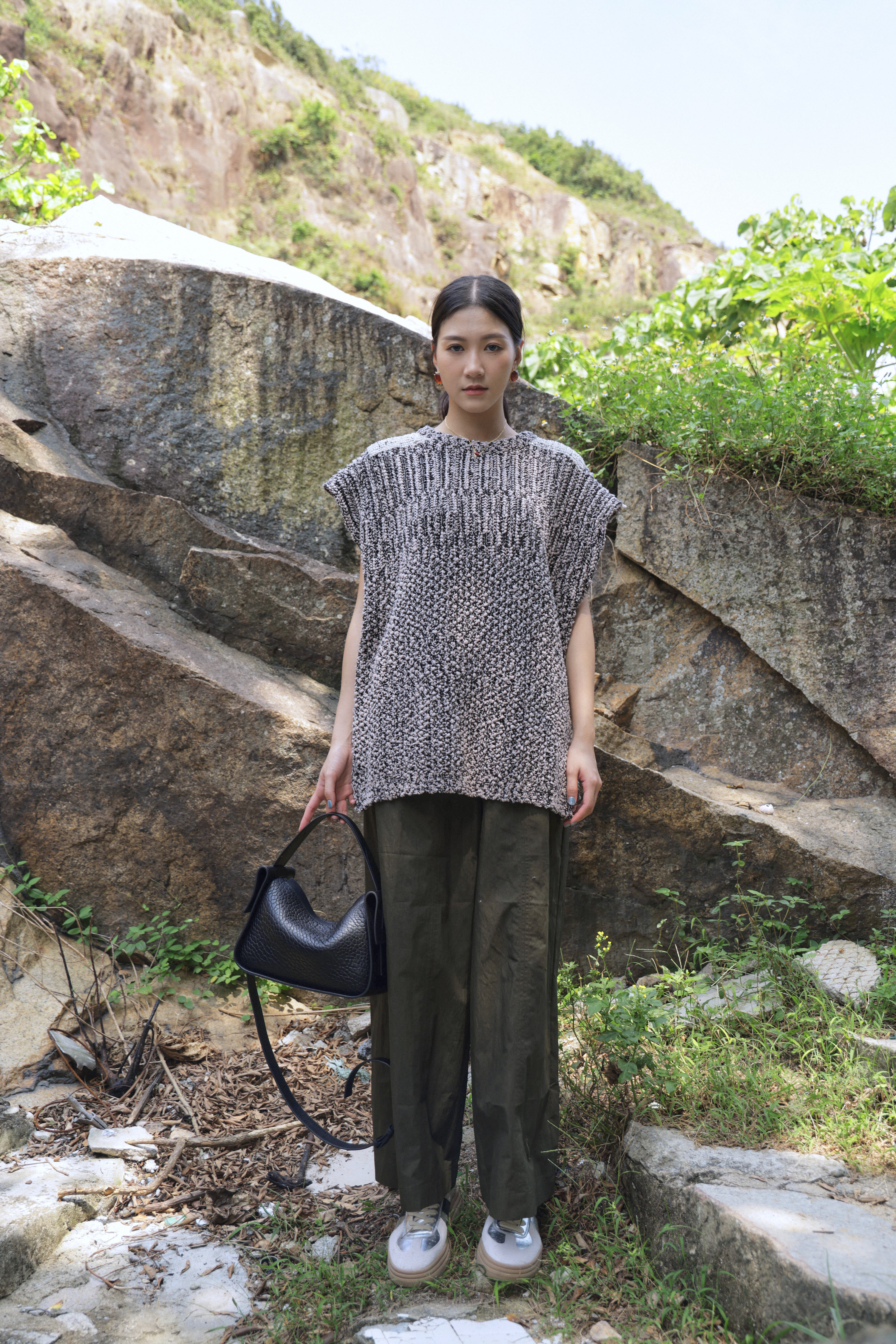 肩釘珠混色線寬鬆針織背心（*現貨款式）