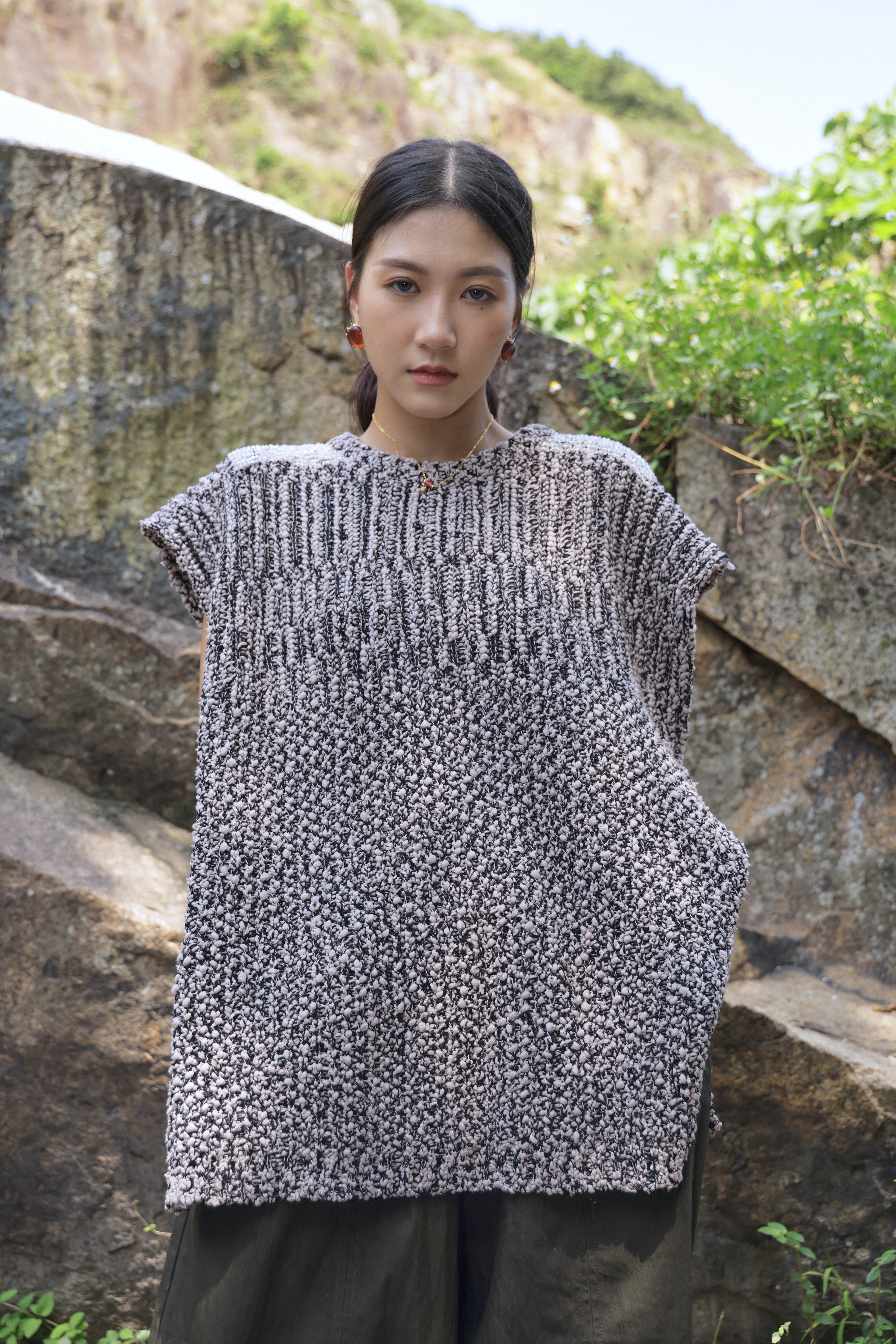 肩釘珠混色線寬鬆針織背心（*現貨款式）