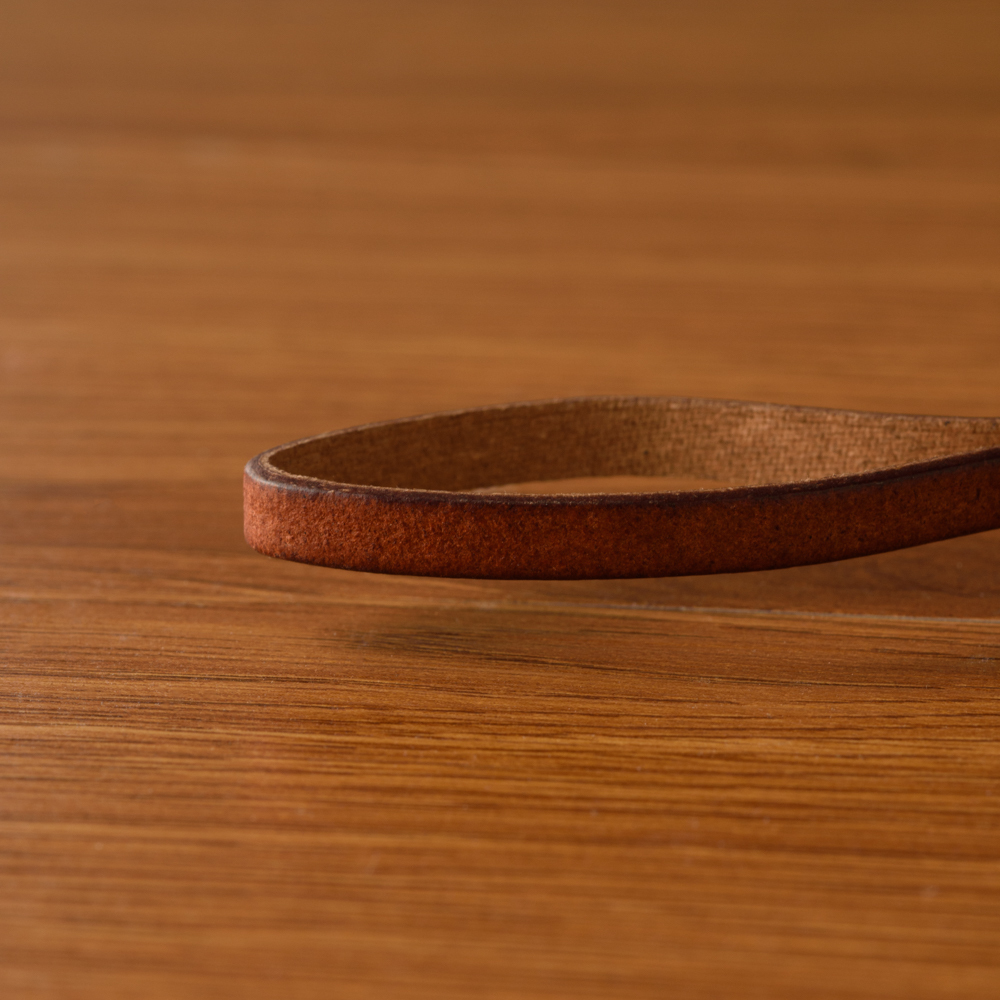 頂端嵌入質感牛皮掛繩,耐用也方便吊掛收納