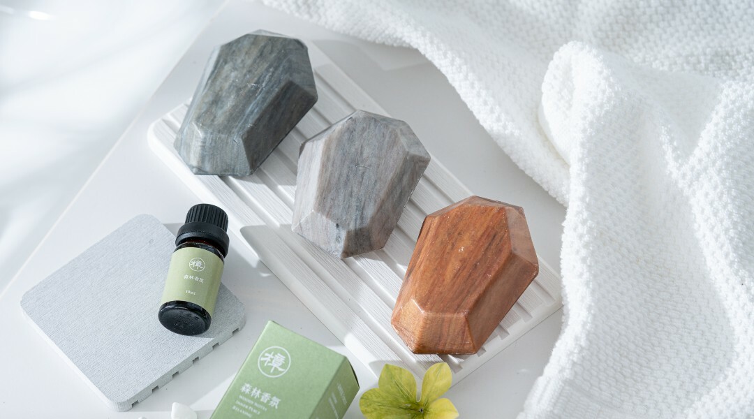 源自樟之物語牛樟芝精華皂香味，品牌獨一無二特調，從多種木質及草本香料，調和而成的木質調香氛