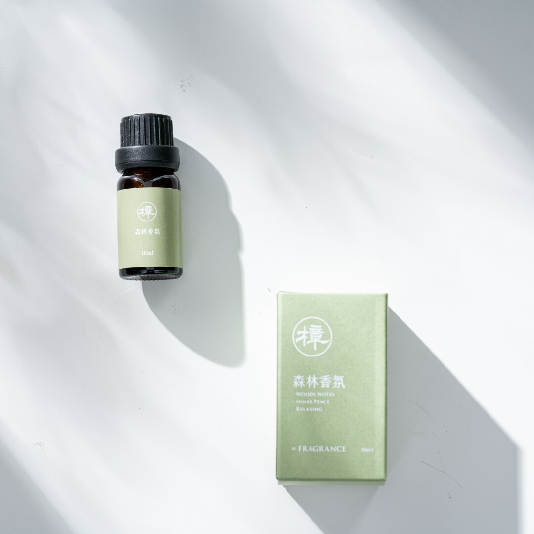 樟之物語森林香氛為品牌獨一無二特調，帶著木質清幽香氣，模擬在森林中的感覺。並非萃取樟樹等相關香精、精油，請放心使用