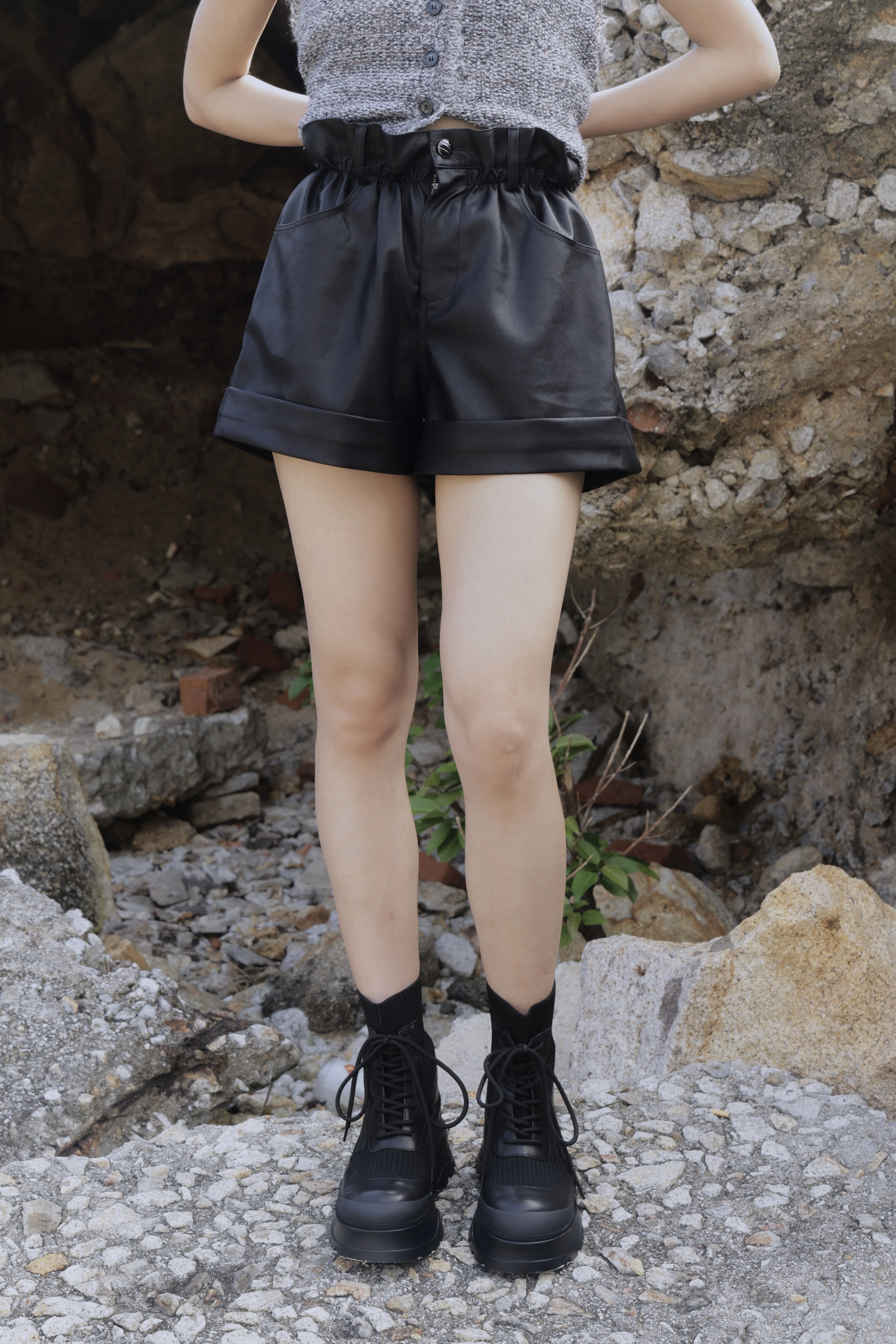 荷葉縮褶腰頭仿皮短褲 (現貨款式）