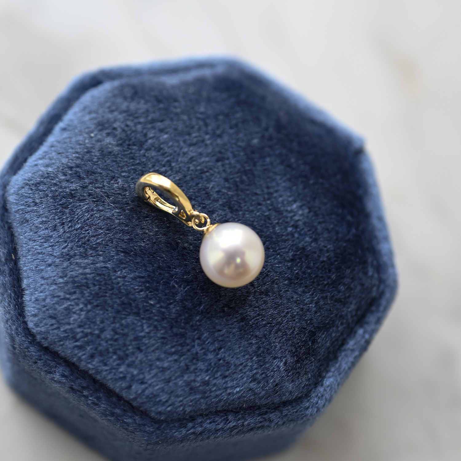 18K Plain Gold Akoya Pearl 7.5mm Pendant ( Multi way buckle)
