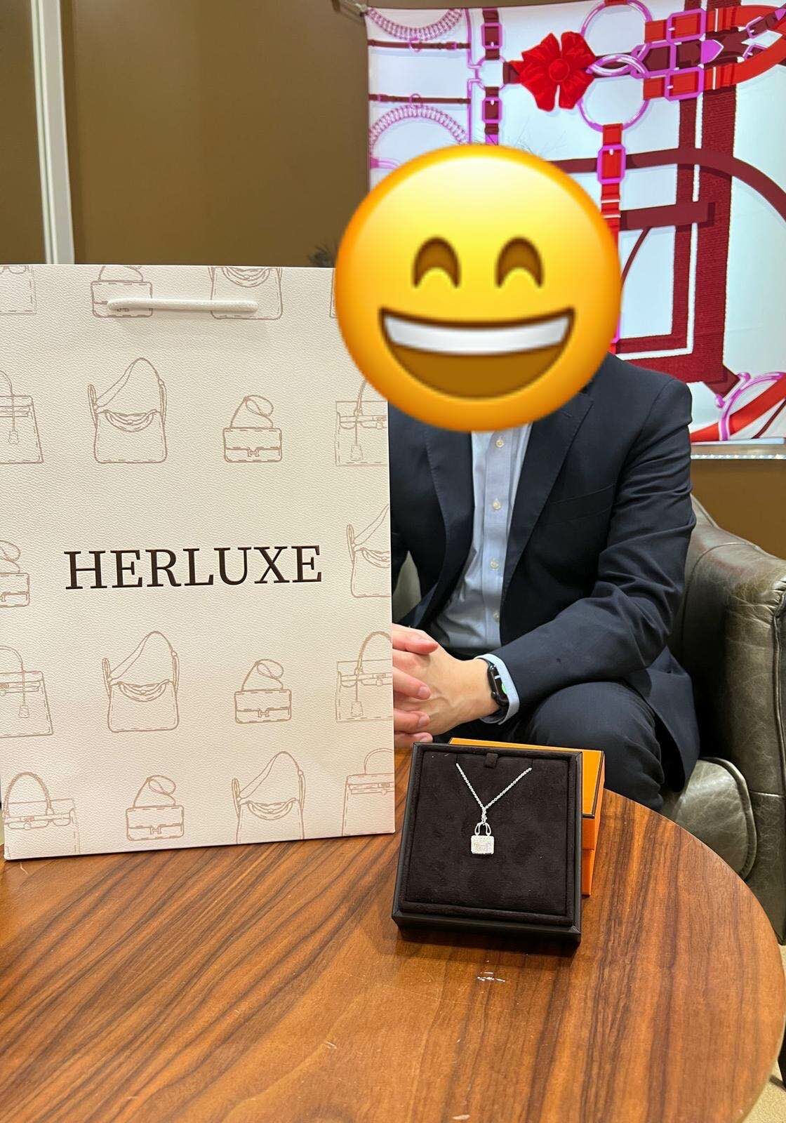 HERLUXE 為你見證傳達愛意🥰💞 深感榮幸和使命感📸🎉 暖男先生來pick up Constance滿鑽頸鏈🎉 係送比太太嘅驚喜🎁 相信你太太收到禮物會好開心🤗  原來太太都有一直幫襯同關注HERLUXE🤩 多謝你哋嘅支持🫶