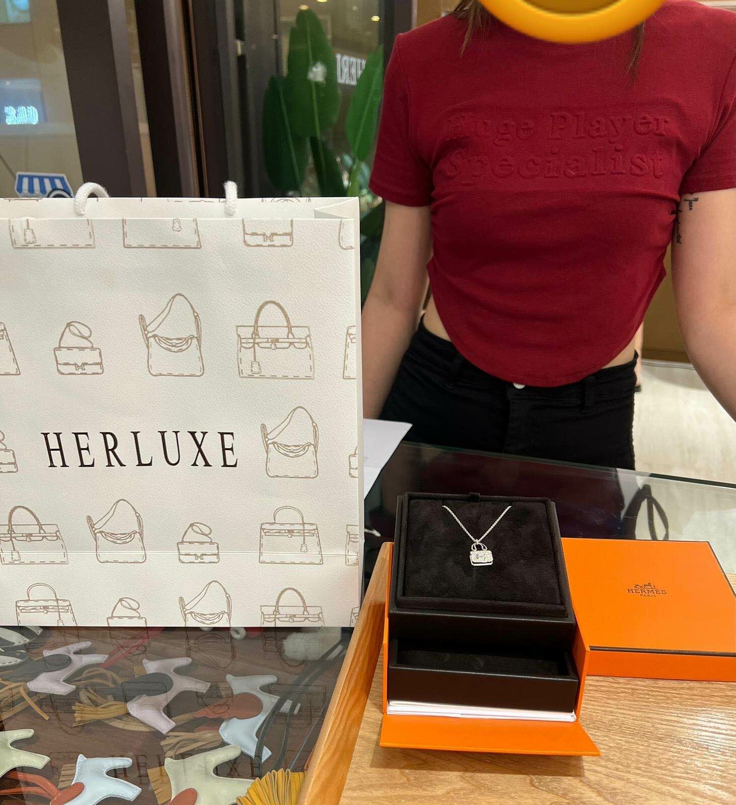 遊客情侶walk in到店一眼睇中constance全鑽頸鏈🎉 爽快埋單💕 帥哥大讚HERLUXE服務好 價錢吸引👍🏻 仲表示以後買H貨品一定搵我哋🥰 還會推薦HERLUXE比朋友❤️ 多謝你嘅高度認可同支持🫶💪