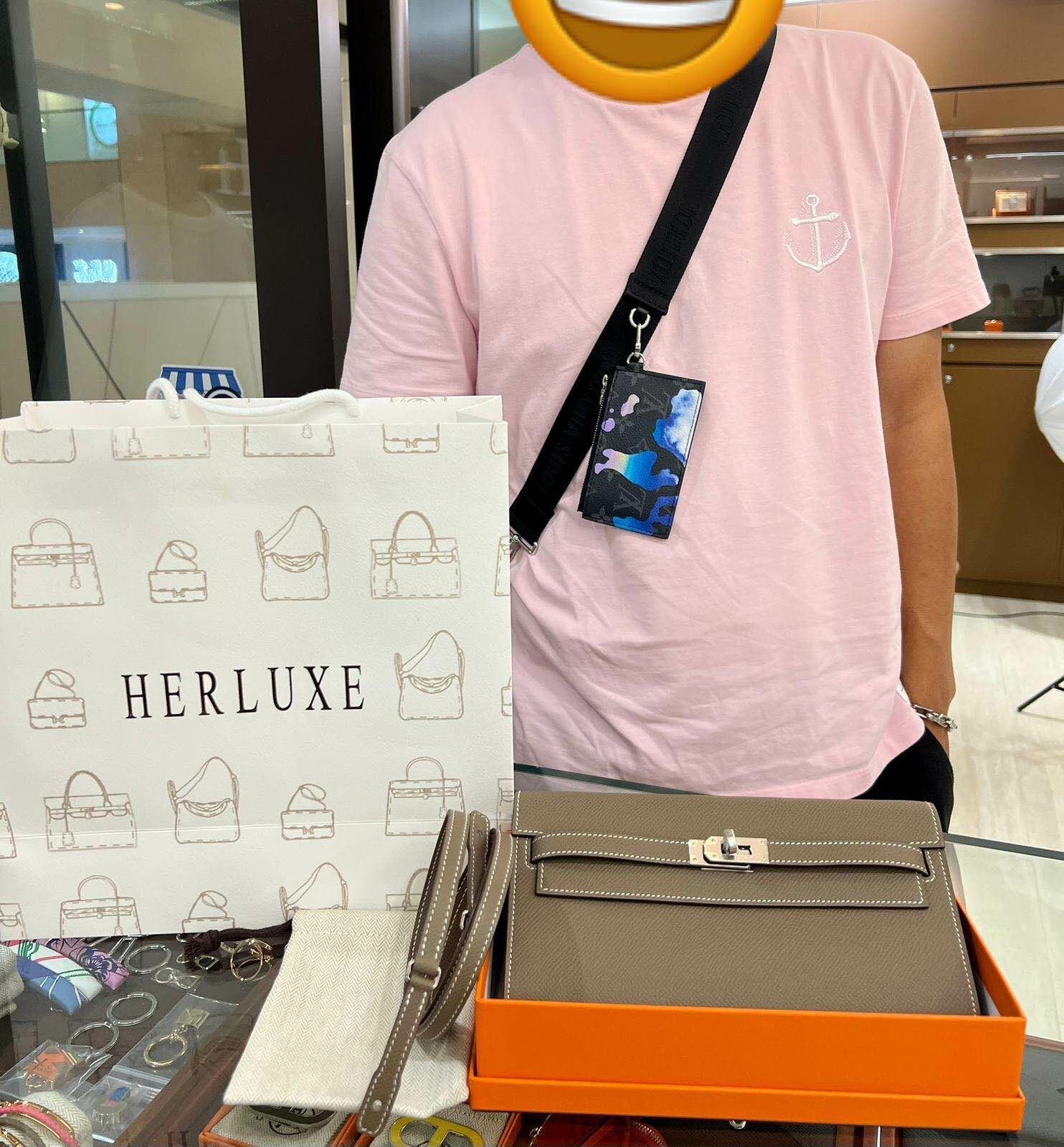 遊客靚靚一家三口walk in來shopping🎉 一眼睇中KTG大象銀🐘🔗 靚靚覺得價格吸引很抵買🤩 先生爽快埋單💕 即買即用太讚了👍🏻 仲表示對Birkin喜馬拉雅很有興趣🥰 多謝你哋嘅支持與信任🫶💪