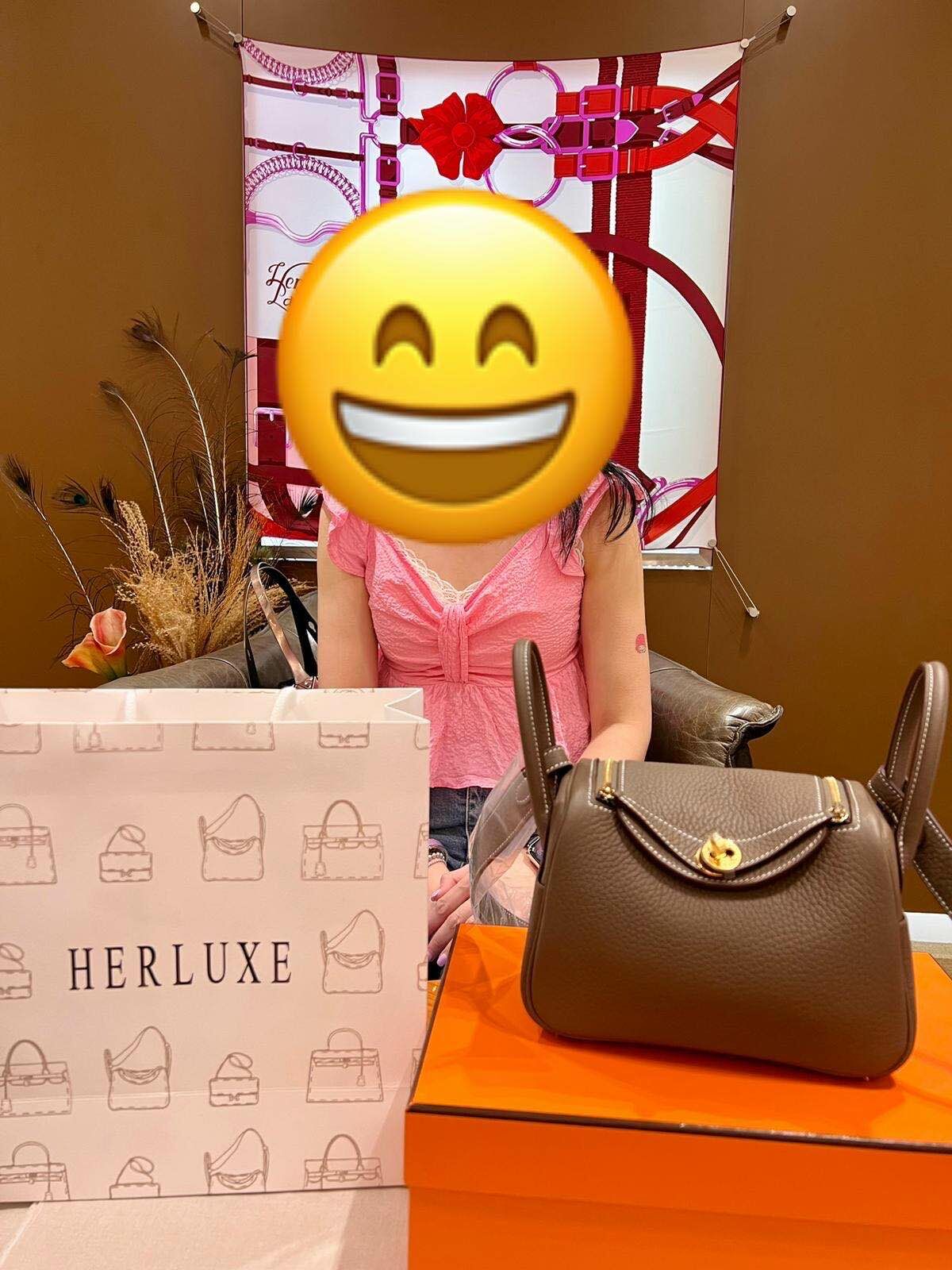 爽快靚靚線上咨詢後到店買咗lindy minin大象金🎉 靚靚大讚HERLUXE服務態度好好💕 回復信息快🤩 又即刻訂多對鞋🤗 多謝你對我哋嘅支持與信任🫶 能幫客人買到心儀貨品 我哋都很開心❤️