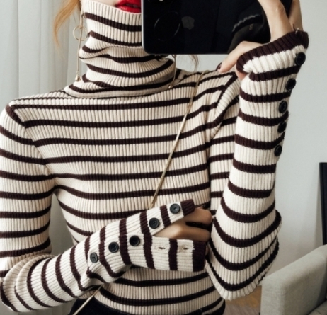 ᴷᴼᴿᴱᴬ 🇰🇷 <現貨>橫條紋高領針織袖口排釦針織造型上衣(二色)