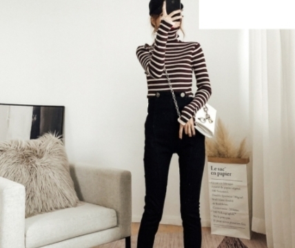 ᴷᴼᴿᴱᴬ 🇰🇷 <現貨>橫條紋高領針織袖口排釦針織造型上衣(二色)