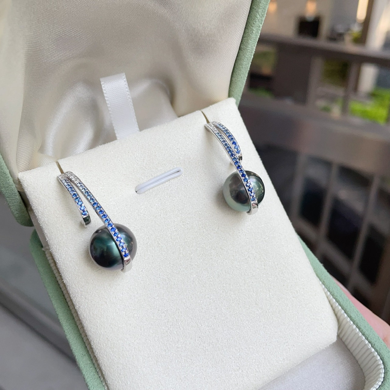 18K金大溪地黑珍珠漸變藍寶石鑽石耳環 -孔雀綠色