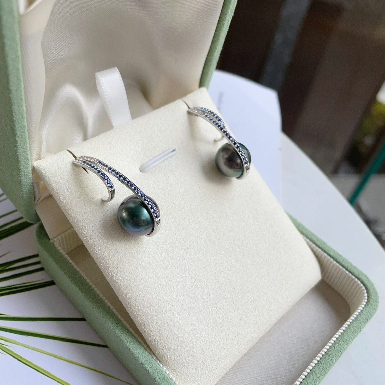 18K金大溪地黑珍珠漸變藍寶石鑽石耳環 -孔雀綠色