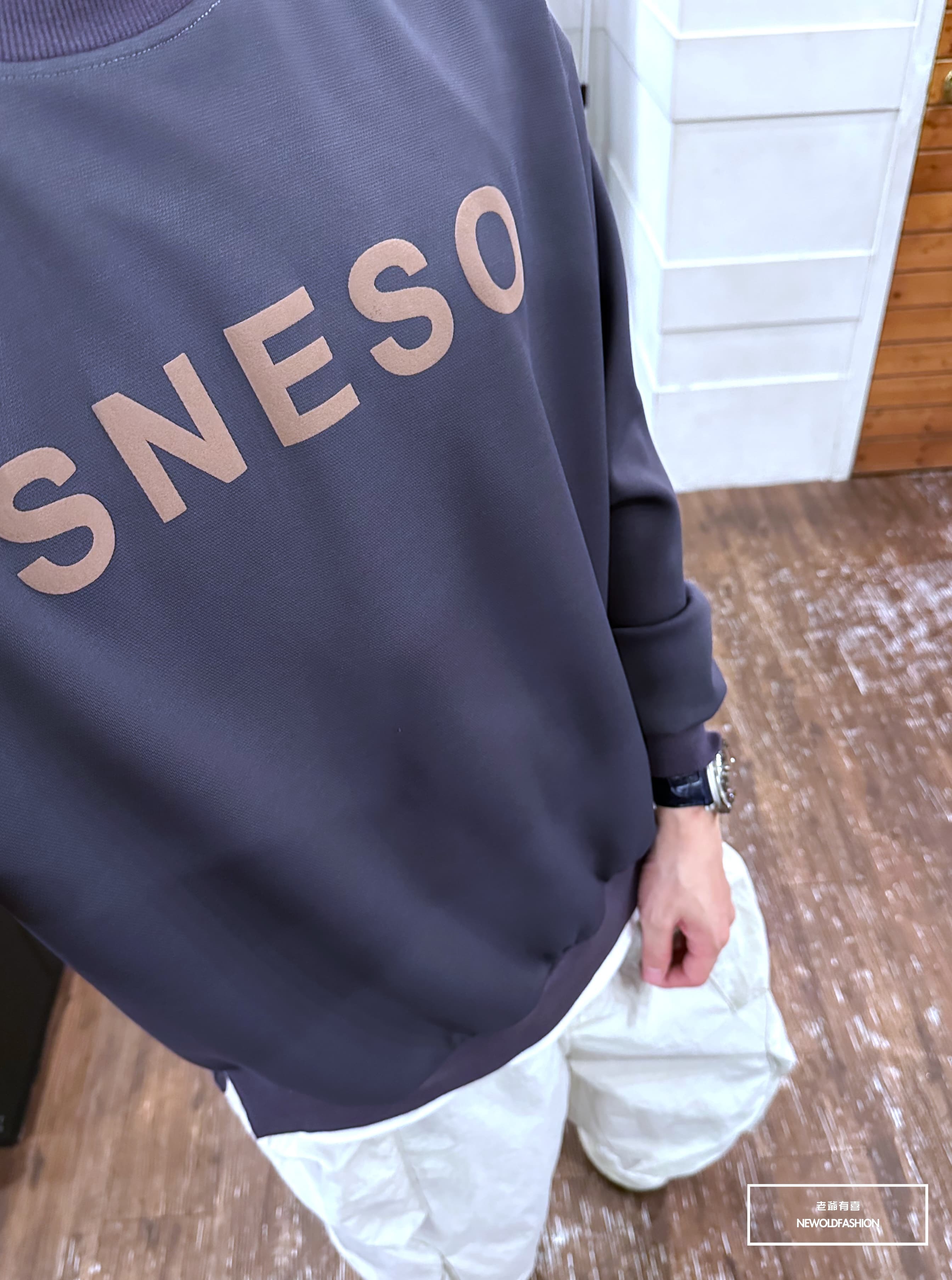 『新品上市』重磅SNESO拼接大學T-深灰(NOF2309B5530)