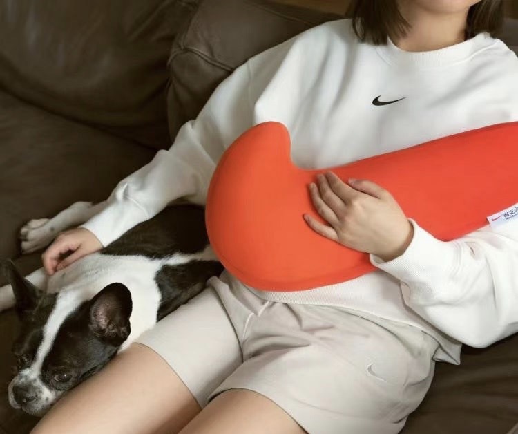 【APAIR】預購 國外限定 Nike swoosh 勾勾 抱枕 黑 橘 兩色