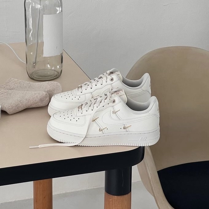 NIKE AIR FORCE 小金勾 奶油白 四勾 泫雅 FV3654-111