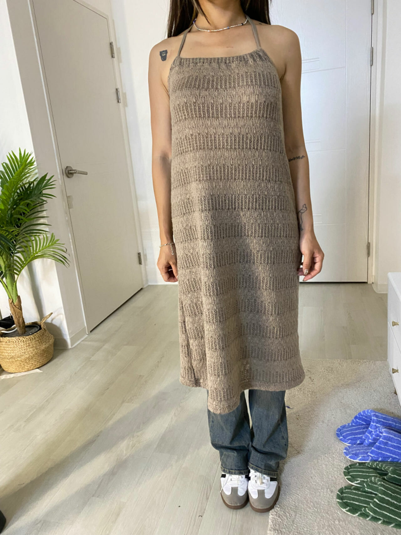 杏 裸肌感毛線掛脖洋裝