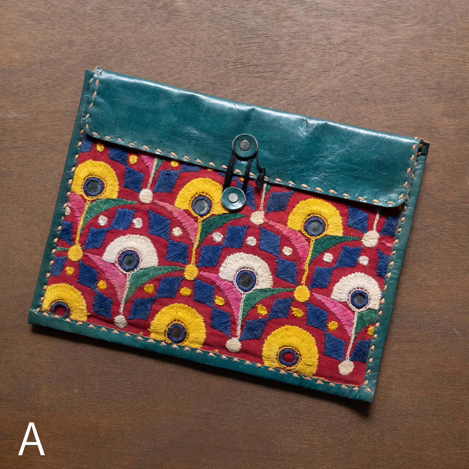 拉巴里刺繡｜駱駝皮革手拿包｜印度