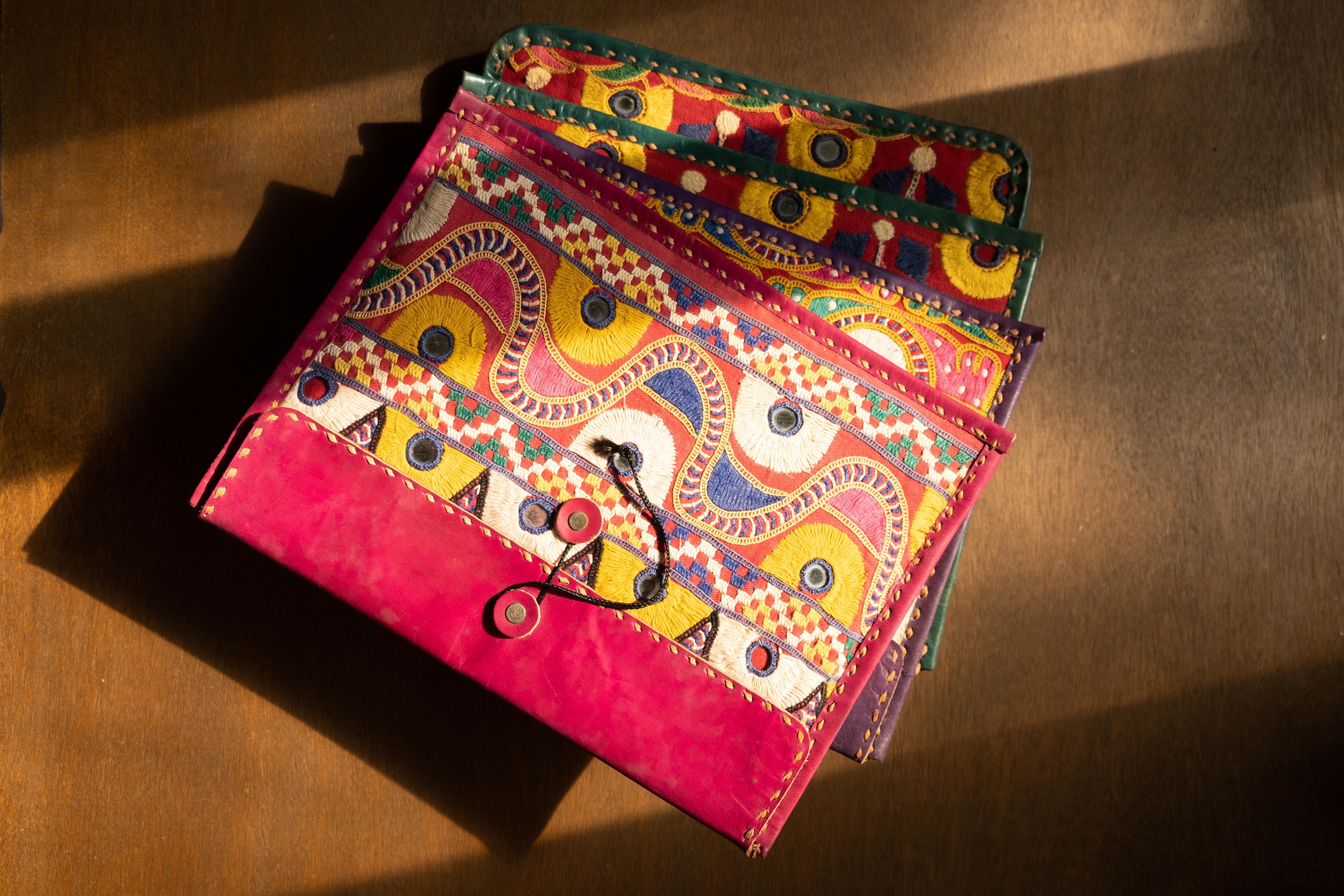 拉巴里刺繡｜駱駝皮革手拿包｜印度