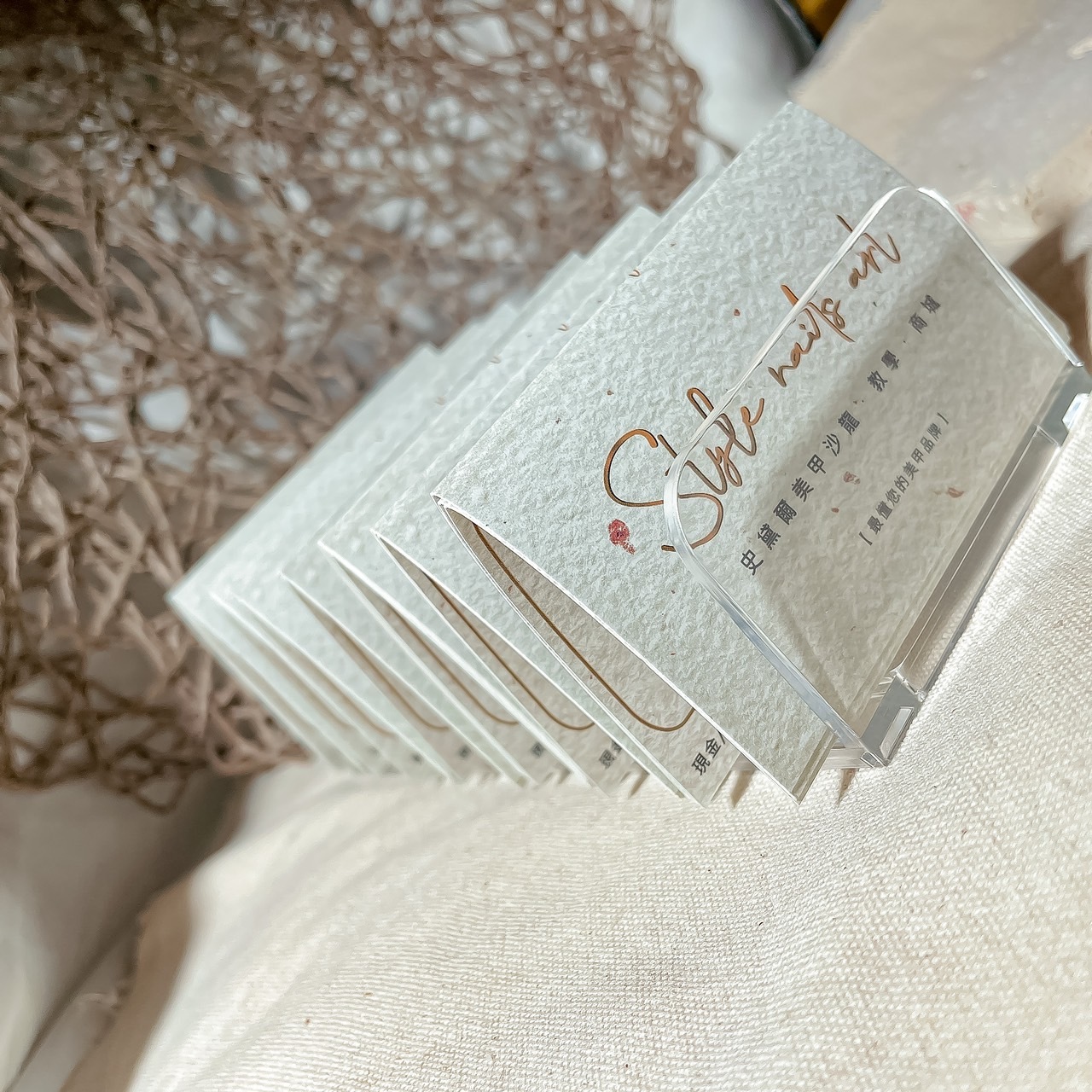 七格簍空壓克力展示架