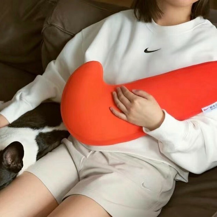 iSNEAKERS | Nike Swoosh Pillow 勾勾抱枕 黑 橘 兩色