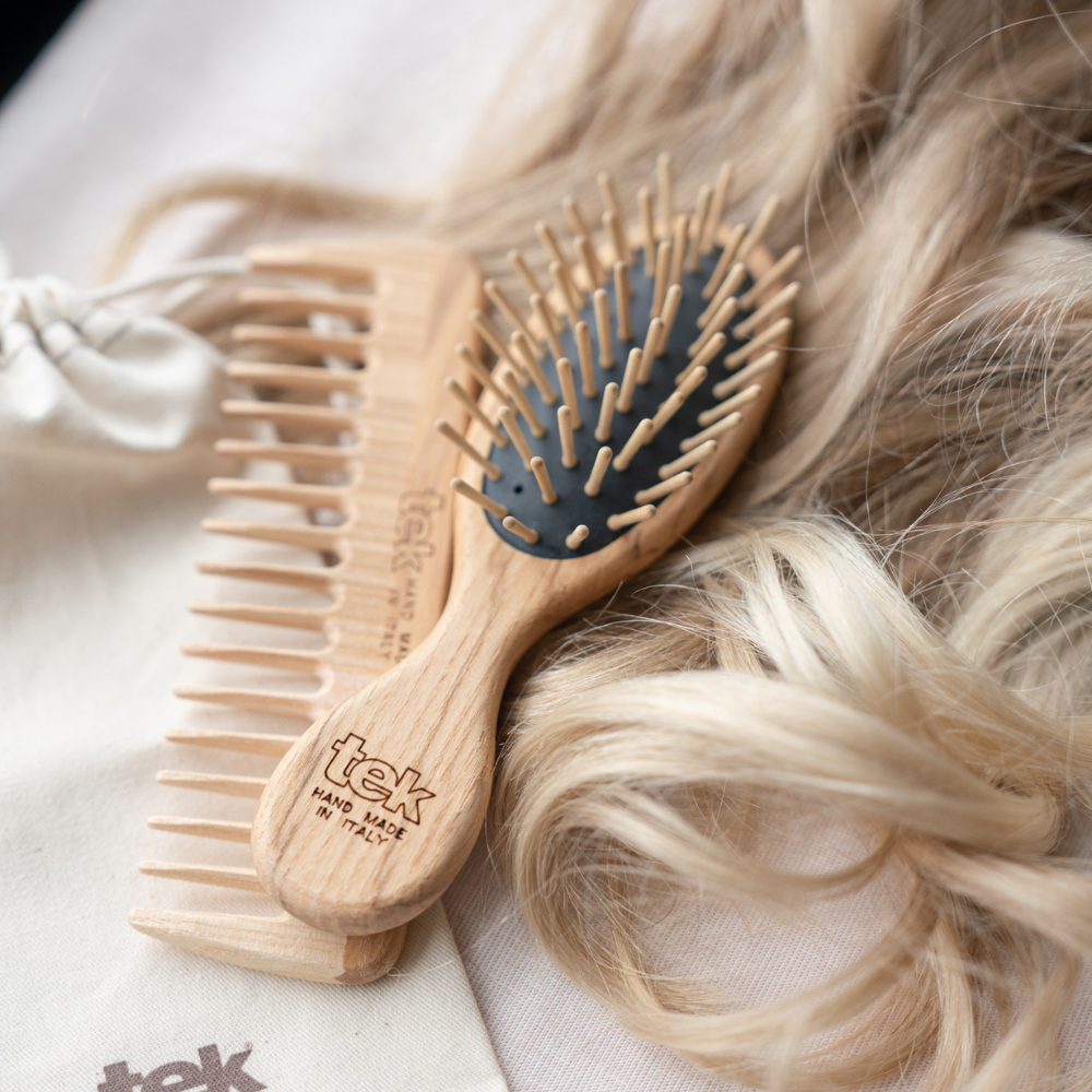 糖衣魔髮梳組|旅行梳髮最佳選擇 採用高級原木,純手工精製而成的糖衣魔髮梳組, 以無毒防水塗料彰顯高彩時尚。 隨組搭配防塵棉帶,方便隨身攜帶。 洗髮前可使用長柄梳將糾結髮絲分離,便於頭髮清洗, 而獨特的寬齒設計更適合梳理洗後的脆弱濕髮。 待頭髮吹乾後則可使用原木梳輕柔按摩頭皮梳理, 打造柔順秀髮,維持頭皮健康。 內斂的原木色烘托梣木的高級質感, 質樸、純粹卻經典雋永。