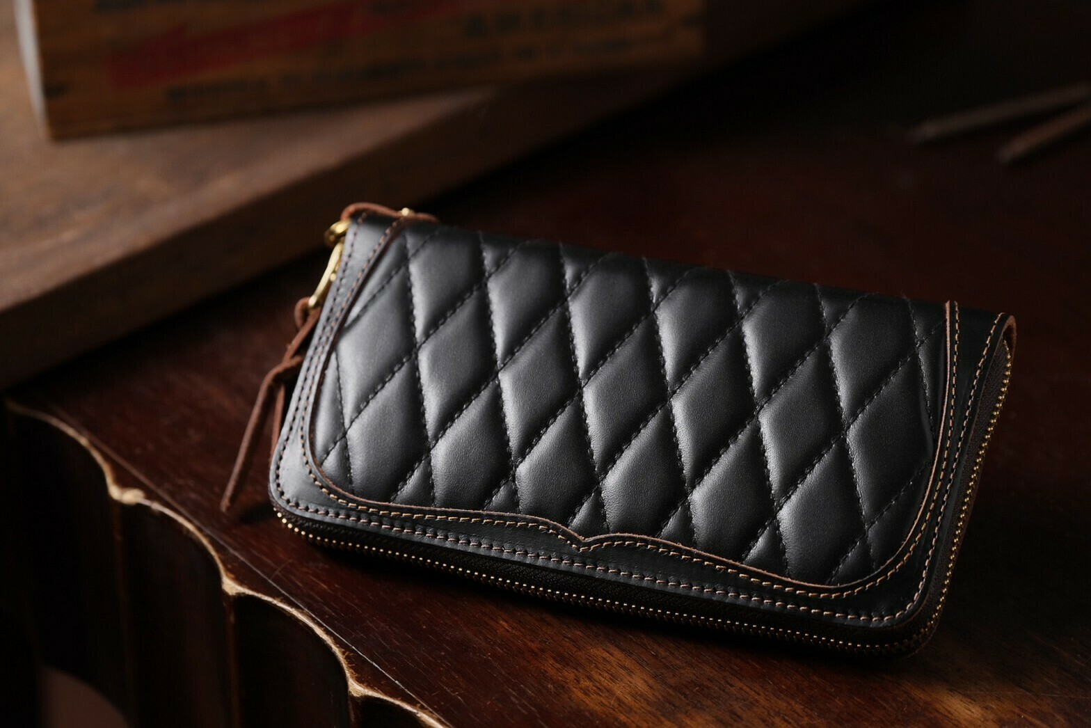 METALIZE 經典茶芯皮革菱形格拉鍊長夾