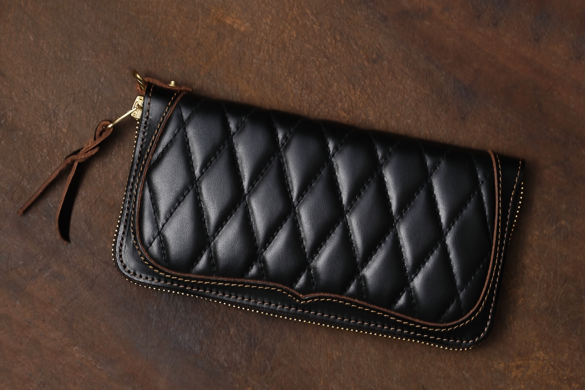 METALIZE 經典茶芯皮革菱形格拉鍊長夾