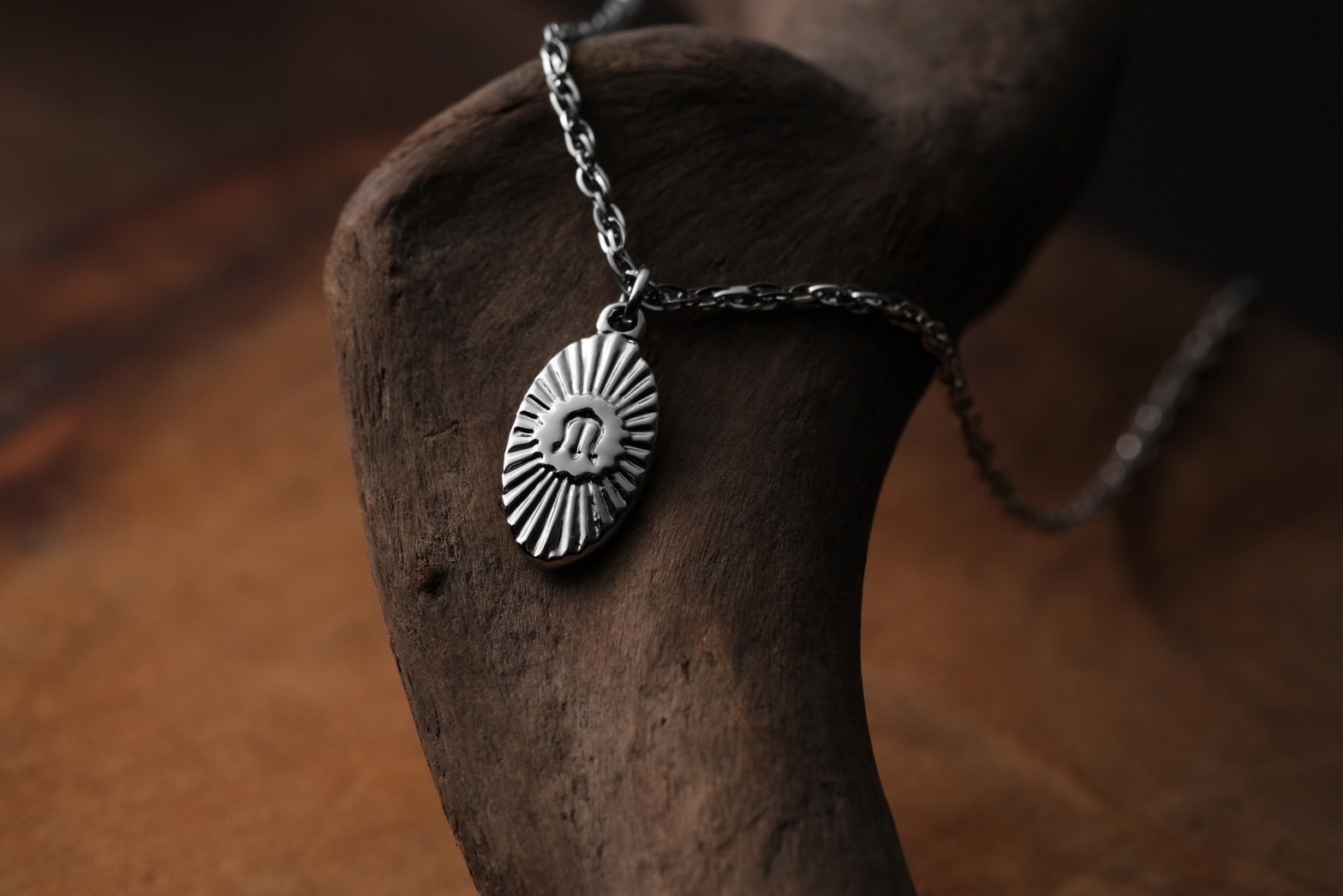 METALIZE "M"字橢圓牌不銹鋼項鍊