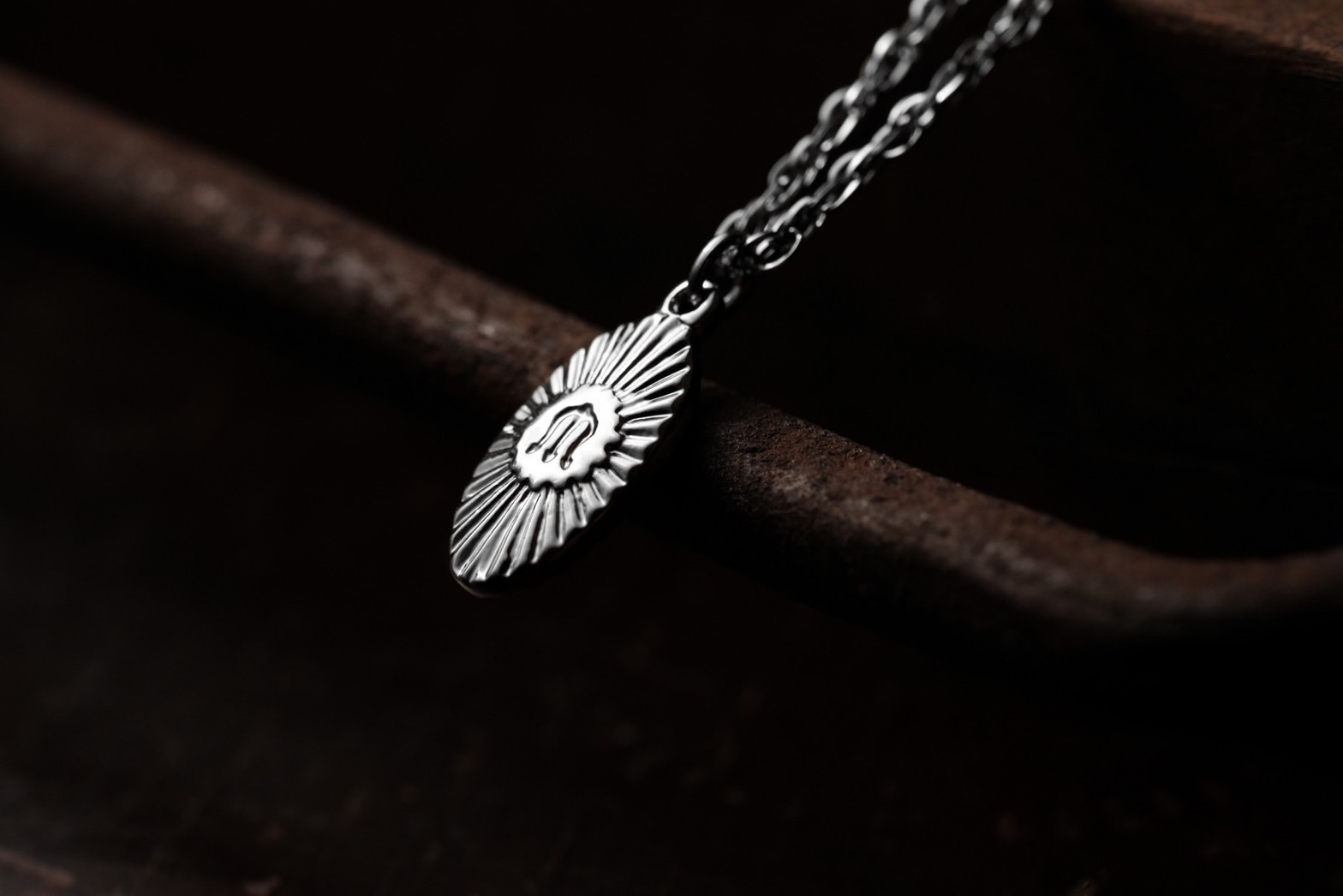 METALIZE "M"字橢圓牌不銹鋼項鍊