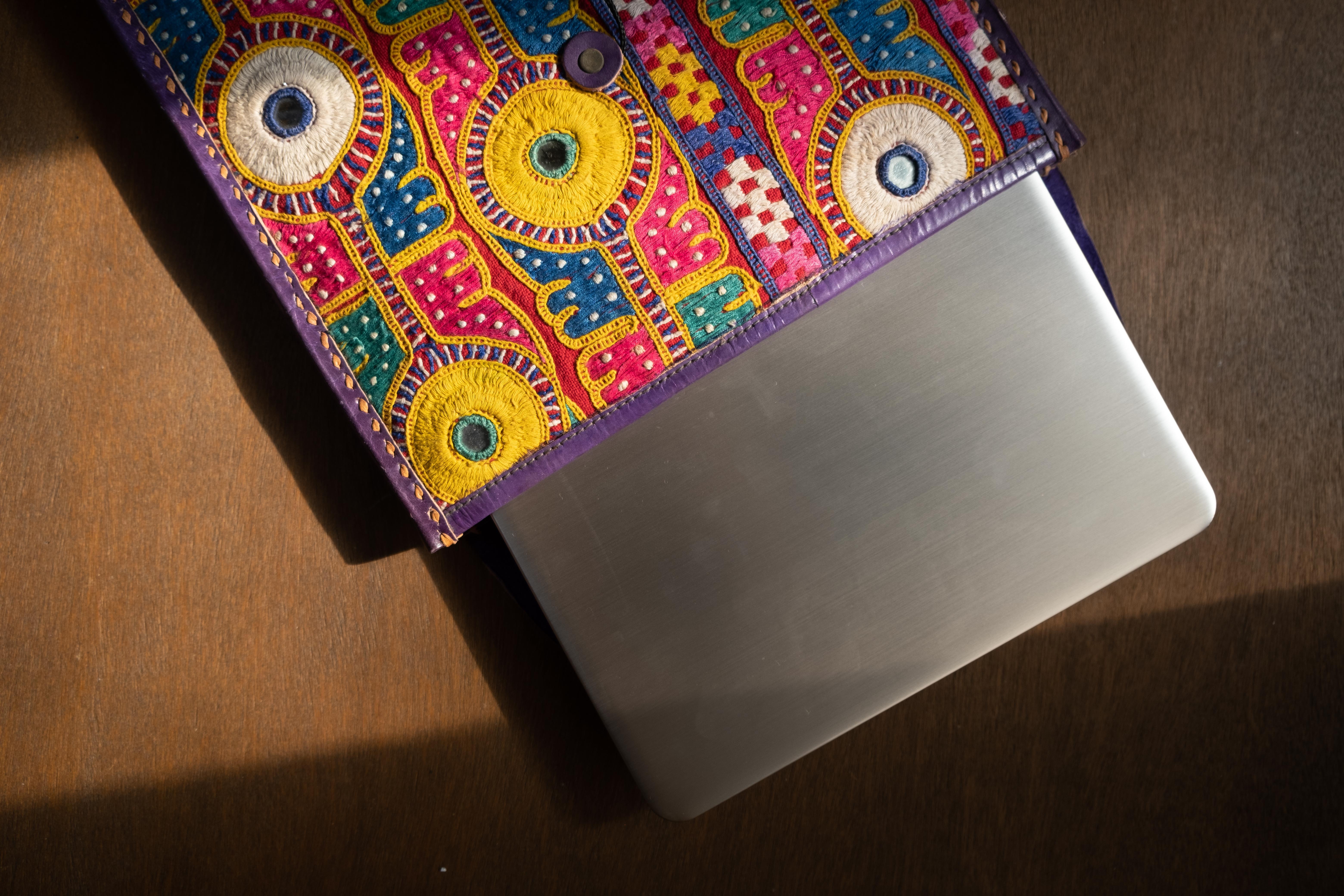 拉巴里刺繡｜駱駝皮革電腦包｜印度