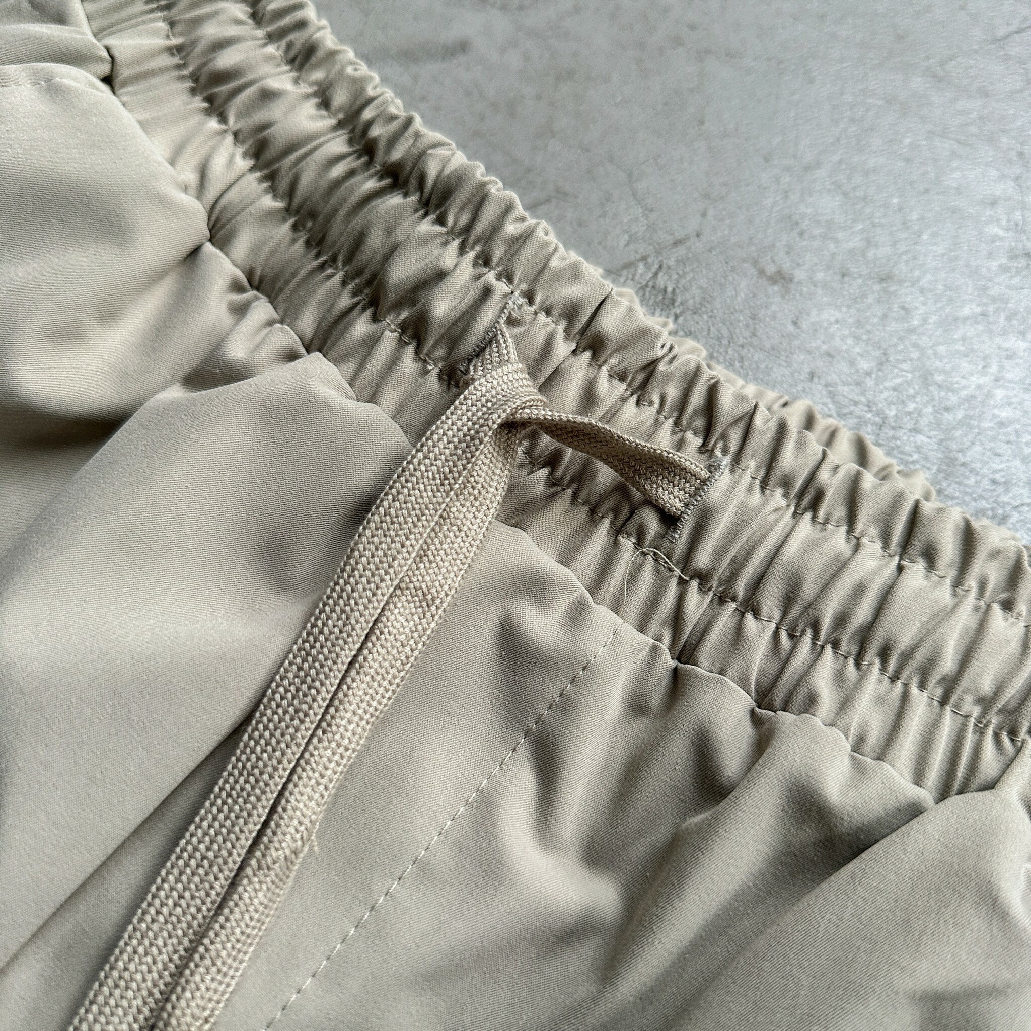 彈性錐形工裝長褲石灰色褲頭細節照