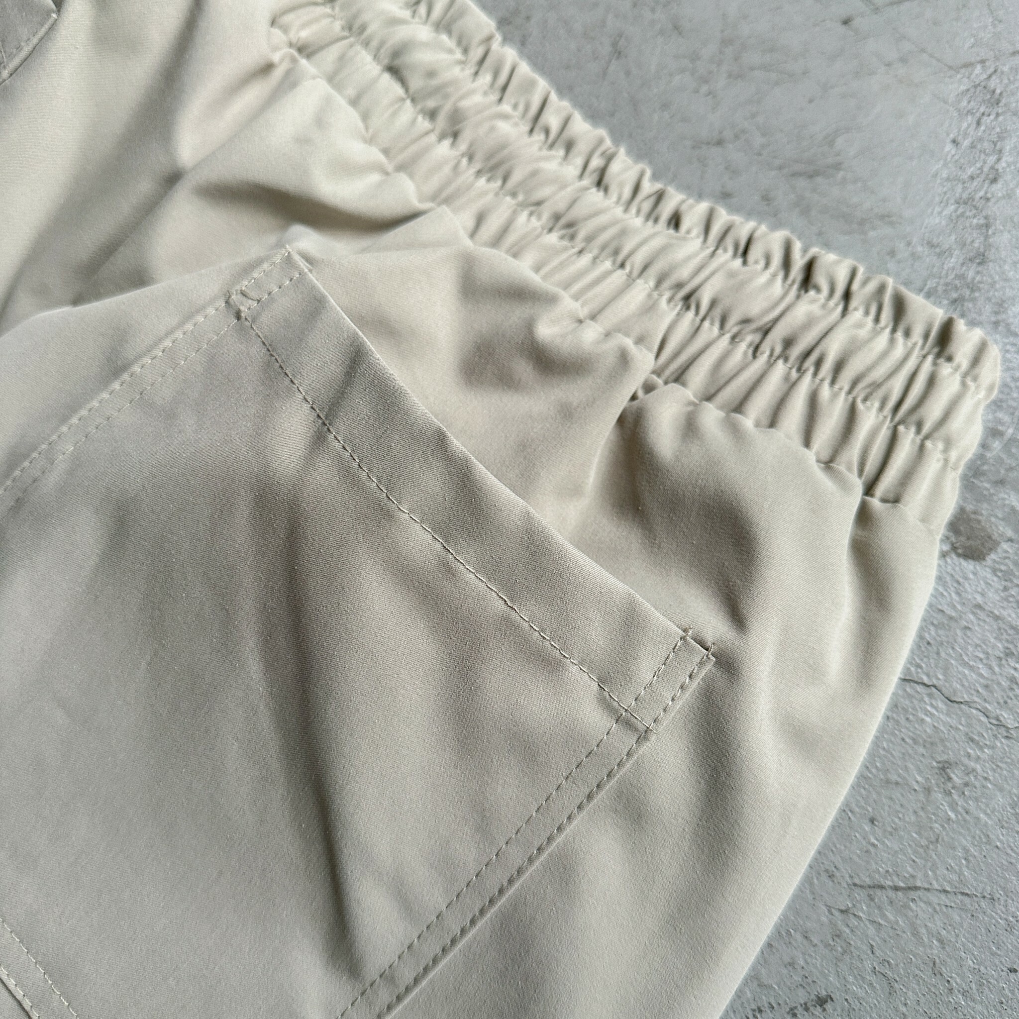 彈性錐形工裝長褲石灰色屁股口袋細節照