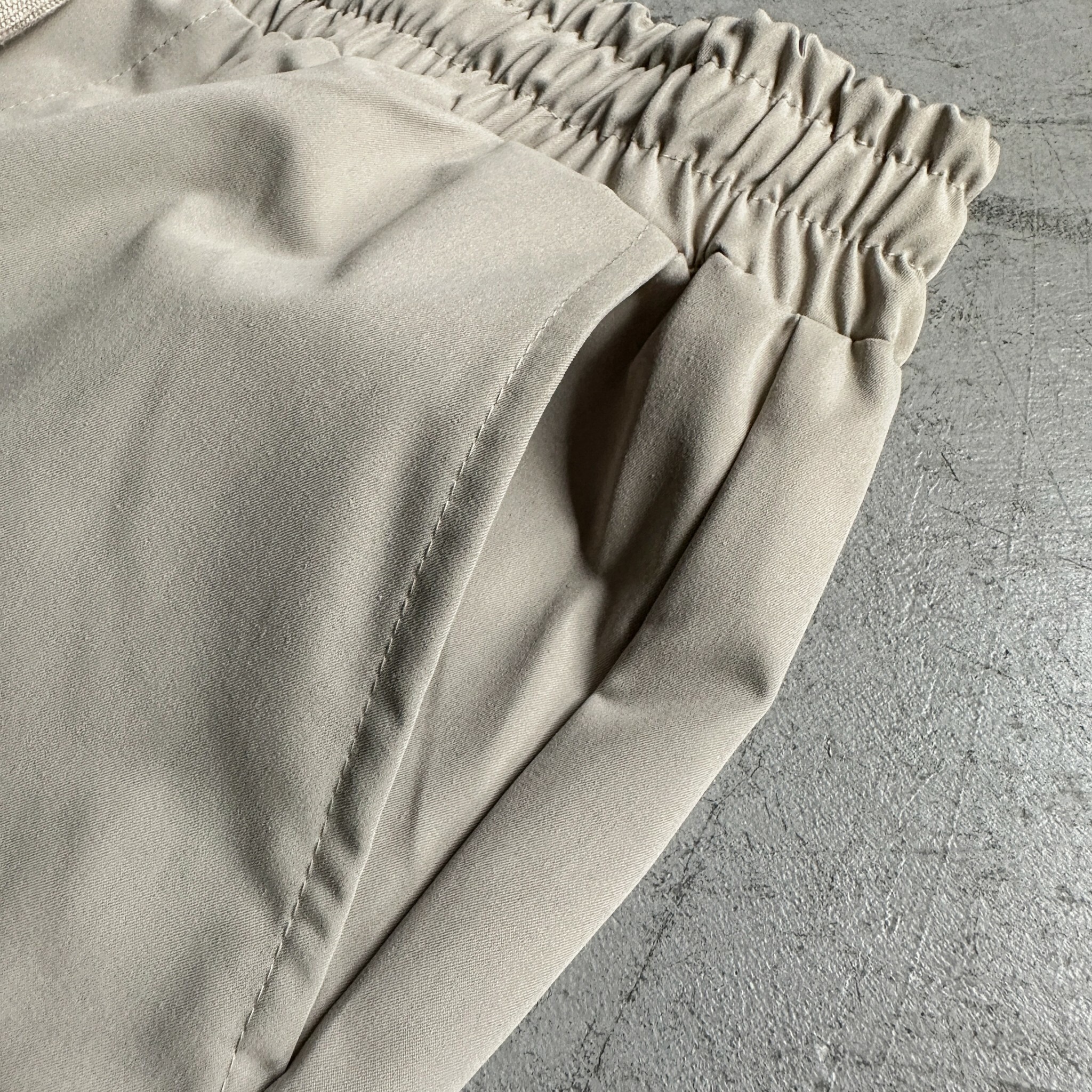 彈性錐形工裝長褲石灰色正面口袋細節照