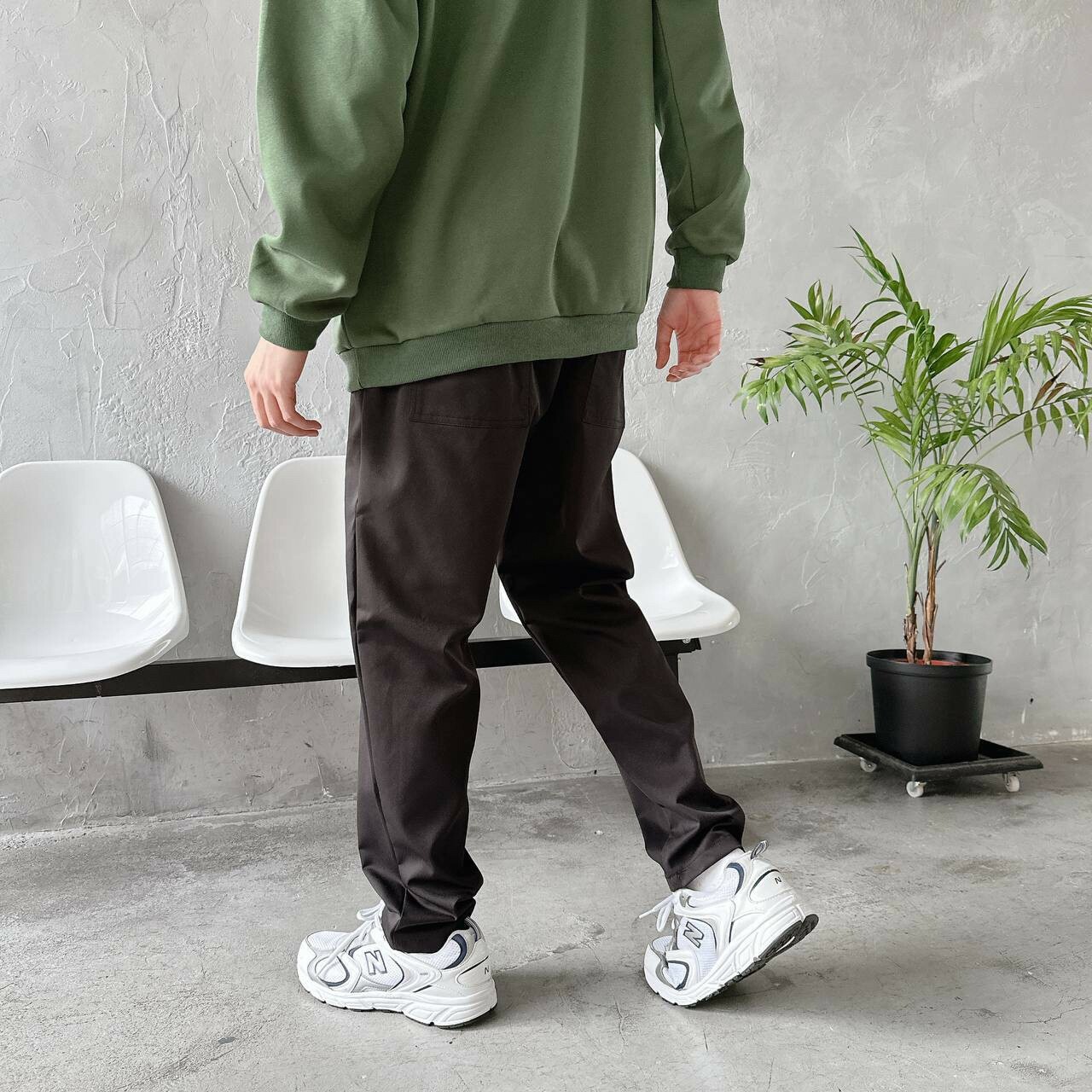 男模穿彈性錐形工裝長褲黑色細節照背面