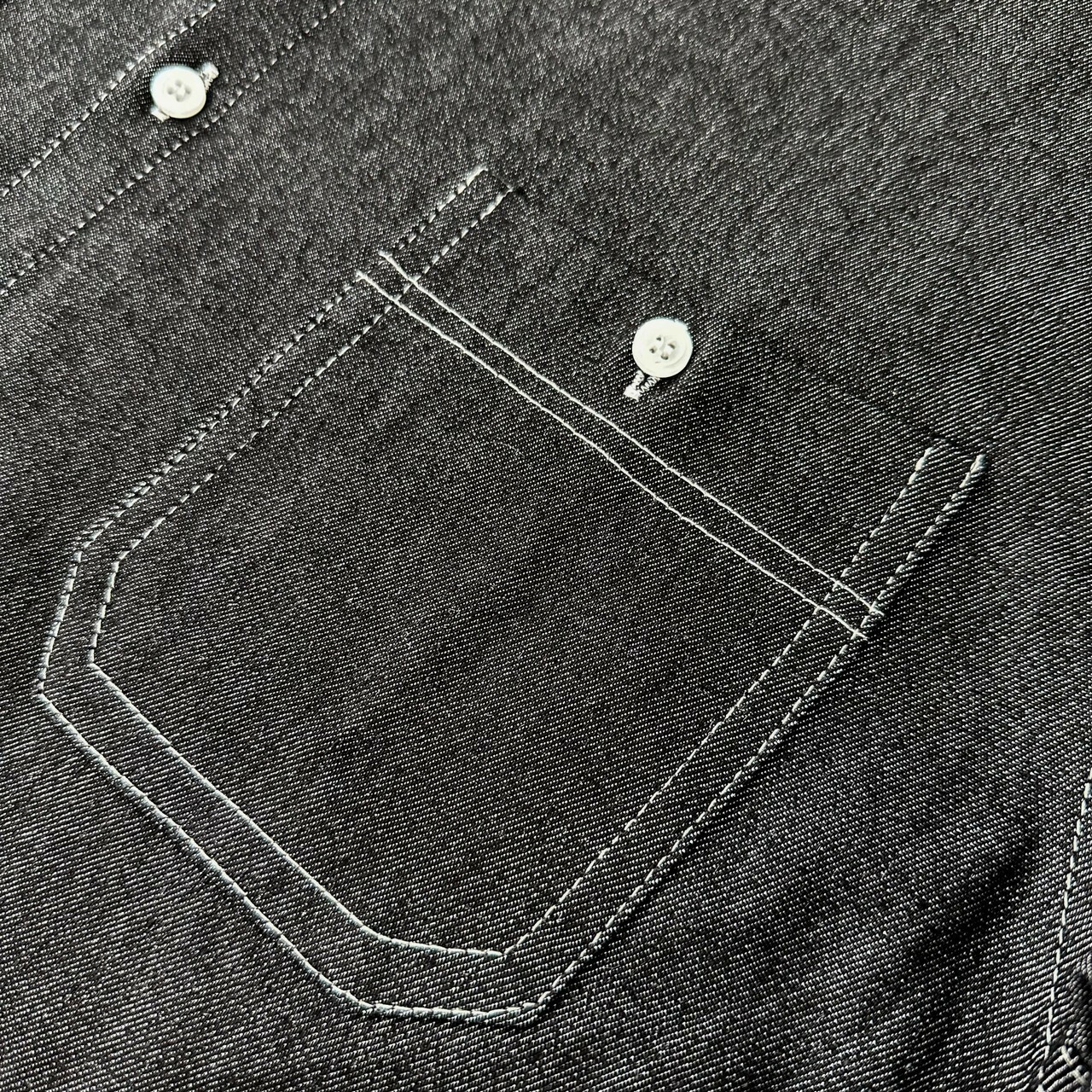 黑色丹寧車縫線牛仔襯衫口袋細節照