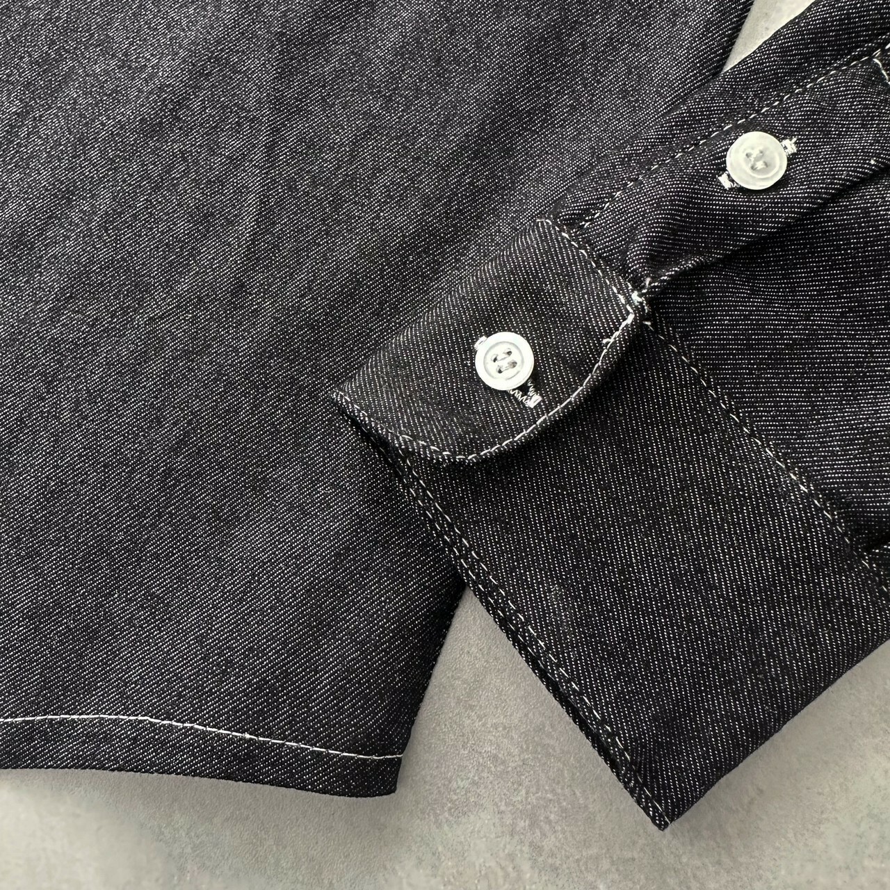 黑色丹寧車縫線牛仔襯衫袖子細節照